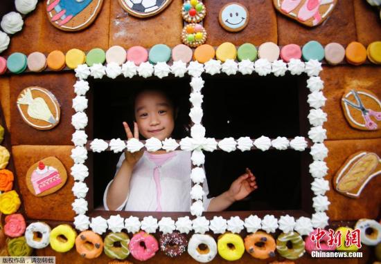 当地时间5月3日,一名小女孩在“糖果屋”玩耍。这座3米高的“糖果屋”由3000块蛋糕、饼干和糖果等甜品制成,是2016东京之丘甜点节中的一处景观。 当地时间5月3日,一名小女孩在“糖果屋”玩耍。这座3米高的“糖果屋”由3000块蛋糕、饼干和糖果等甜品制成,是2016东京之丘甜点节中的一处景观。