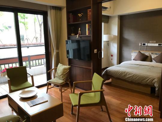 6��16�գ�������һ�Ҹ߶����ϻ���&mdash;&mdash;�Ϻ�½����&ldquo;��ɫ����&rdquo;����Ժ��ʽ��ҵ��Ӫ��֣ӨӨ