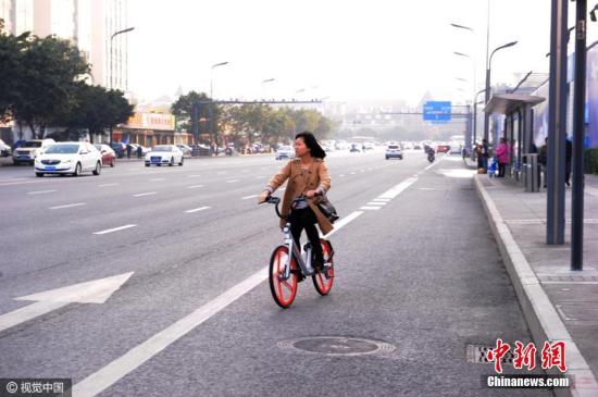 资料图:用户正在使用共享单车。图片来源:视觉中国 资料图:用户正在使用共享单车。图片来源:视觉中国