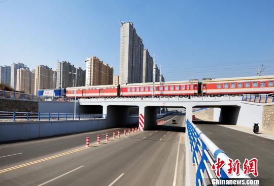 ɽ��ʡ��������������&ldquo;������+��ͨ����&rdquo;�������ǻ۽�ͨ�����ƽ�ͨ�󼲡�ͼΪ�������ϵ��³ǵ����彻ͨ����С��