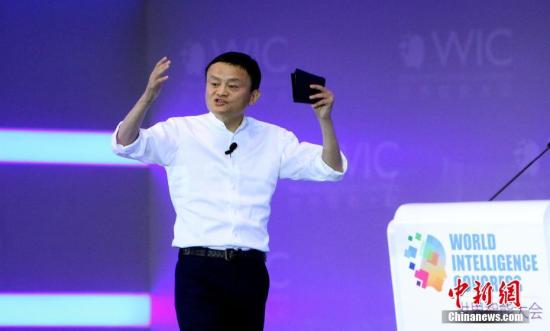 6月29日,首届世界智能大会在天津开幕。阿里巴巴集团董事局马云在大会上进行了名为“天马津云:智能改变世界”的主题。时,马云手势和表情极为丰富,贡献了不少“表情包”。 6月29日,首届世界智能大会在天津开幕。阿里巴巴集团董事局马云在大会上进行了名为“天马津云:智能改变世界”的主题。时,马云手势和表情极为丰富,贡献了不少“表情包”。