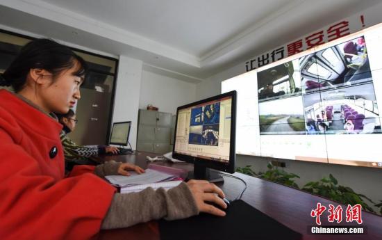 2月14日,新学期伊始,覆盖江西省新余市的200多辆“智慧校车”开始运行。新余市于2016年利用物联网和大数据技术搭建平台,在江西省率先建立校车“全程、动态、定时查询、轨迹回放”智慧管理模式,为学生筑牢交通安全“防火墙”,平台和家长可实时查看校车行驶轨迹,随时随地掌握孩子上下学的状态。截至目前,该市“智慧校车”系统接入全市170所幼儿园,100%覆盖含县、区在内的224辆校车,有效规范了校车驾驶行为,减少了校车事故隐患。赵春亮 2月14日,新学期伊始,覆盖江西省新余市的200多辆“智慧校车”开始运行。新余市于2016年利用物联网和大数据技术搭建平台,在江西省率先建立校车“全程、动态、定时查询、轨迹回放”智慧管理模式,为学生筑牢交通安全“防火墙”,平台和家长可实时查看校车行驶轨迹,随时随地掌握孩子上下学的状态。截至目前,该市“智慧校车”系统接入全市170所幼儿园,100%覆盖含县、区在内的224辆校车,有效规范了校车驾驶行为,减少了校车事故隐患。赵春亮