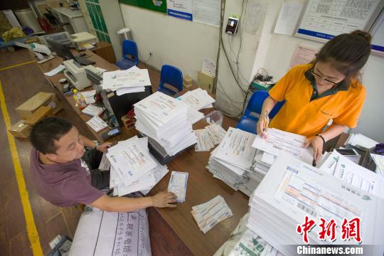 山西太原,物流业工作人员正在录入快递信息。摄 山西太原,物流业工作人员正在录入快递信息。摄