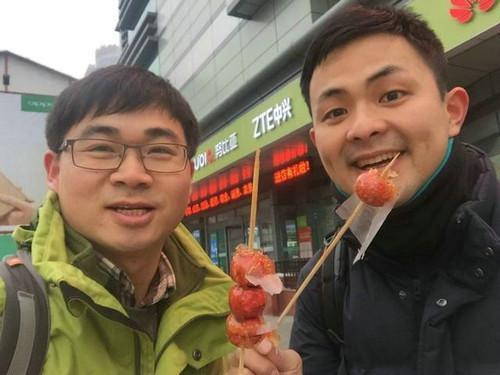 资料图片:入船亭游京(右)与许飞。(日本《朝日新闻》网站7月30日)