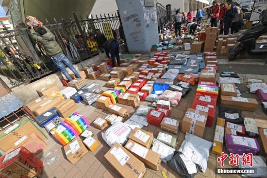 资料图:堆放一地的快递。 资料图:堆放一地的快递。