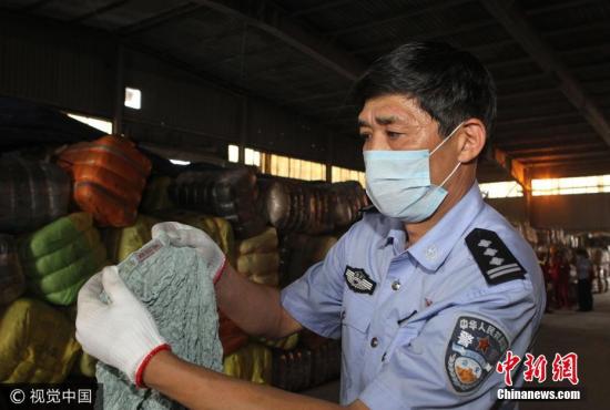 &ldquo;������ͣ�������ܺ��ؼ�飡&rdquo;���ɴ�ֻͣ�º󣬺��ؼ�˽Ѹ������������ɴ�ֻ��������Ȼ�����϶����˲�ͬ��ɫ���ϴ���װ��ɢ����������ζ����״����Ž�һ�����𣬴����������ı�ǩ��Ƥ�¡�ë�¡�ţ�п��ӳ�������������·��ϴ������ԵĴ��źۼ������գ���������������������Ѫ�գ��참��Ա���������У��������˴���ͯװ���ݴ���ׯĳĳ��������Щ�ɷ�װ�ǴӺ�����ɽ��װ����׼���Ӻ���͵�˽�����������Դ��������