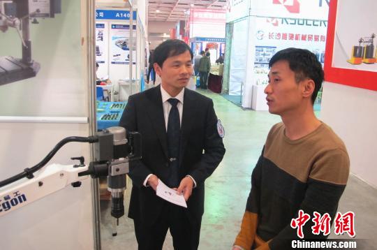 �ں��Ϲ��ʹ�ҵװ��չ�ϣ�һλ��չ�̾�ר������������Ա��ѯ��