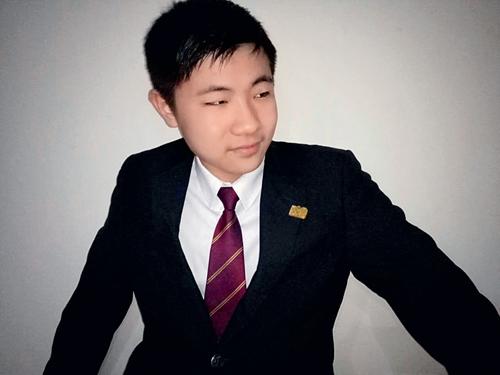 2017年8月,李昕泽在家中特意为自己拍的正装照。受访者供图 2017年8月,李昕泽在家中特意为自己拍的正装照。受访者供图
