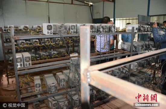 ���գ��Ӱ������ƻ�һ�����ӵ��ҵ�����������ɽ����װ巿�У�һ̨̨�����ڱ��رҵĴ��ʵ��Ծͽ�������������������ϣ��ĵ������ˡ�