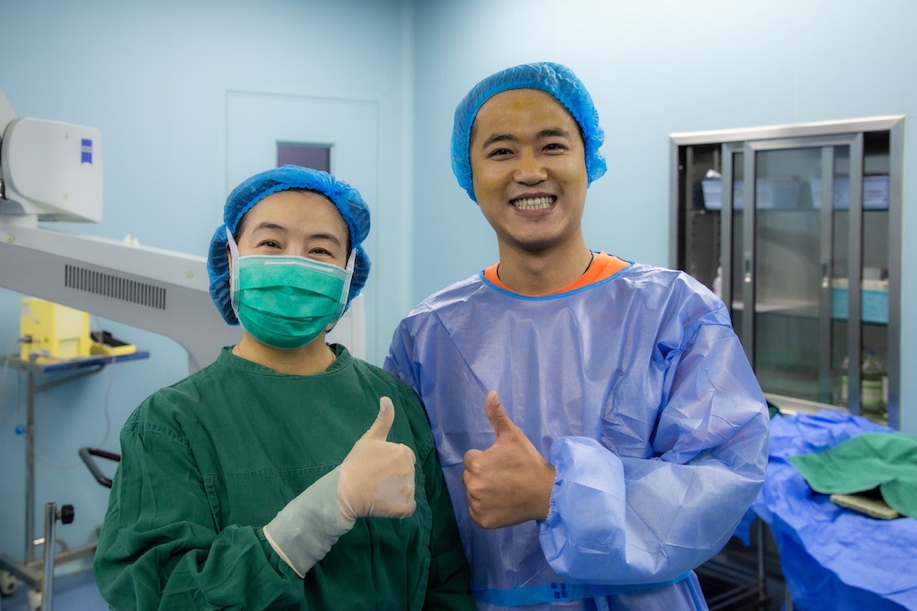 陈立与范院长合影留念