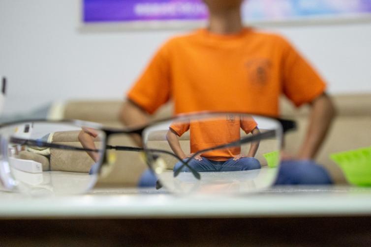 陈立摘下眼镜做术前散瞳准备