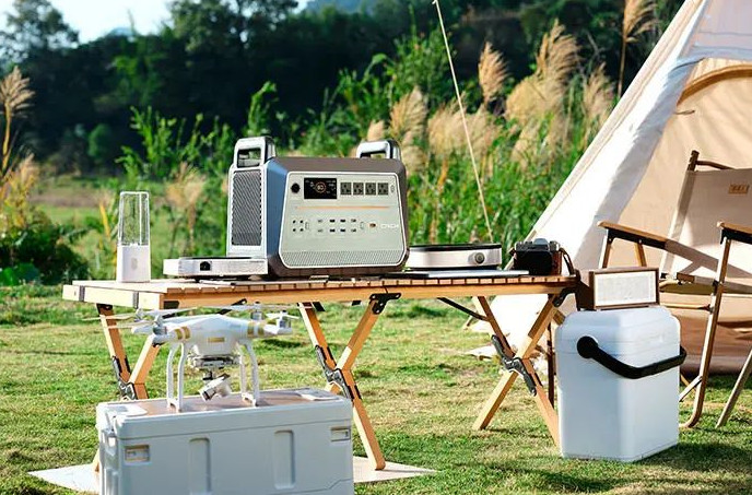 司塔奇ST2000太阳能发电机:出游随身带,满足你的用电需求 司塔奇ST2000太阳能发电机:出游随身带,满足你的用电需求