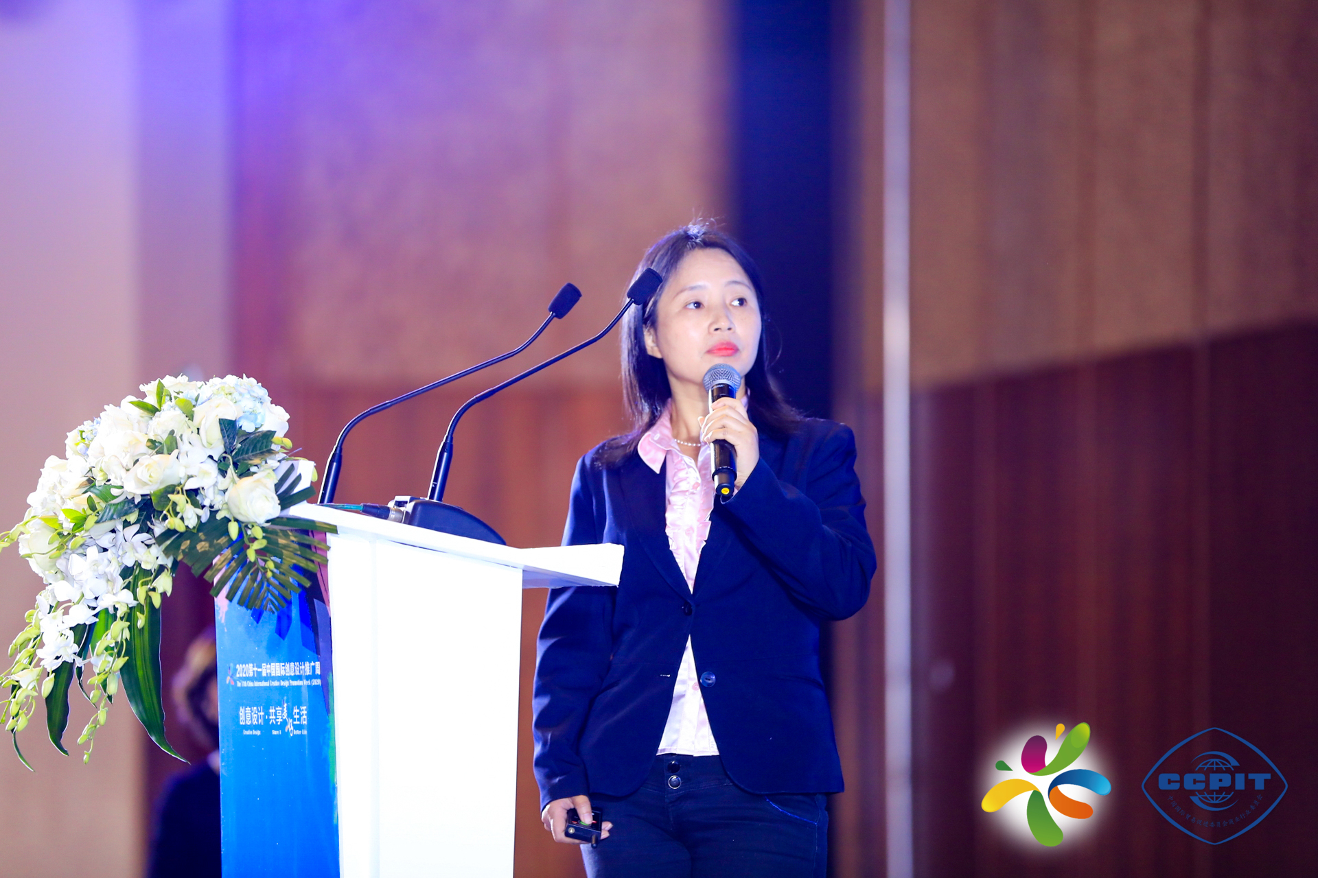 图片包含 人, 室内, 站, 男人 描述已自动生成