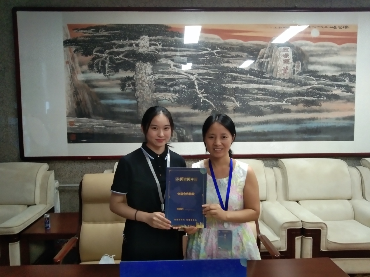 图片包含 室内, 人, 桌子, 窗户 描述已自动生成