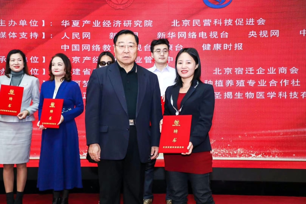 一群人站在一起 描述已自动生成