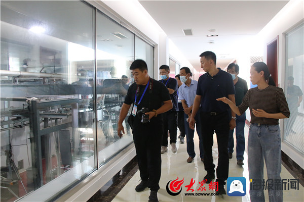 采访团一行现场了解屠宰车间的生产流程