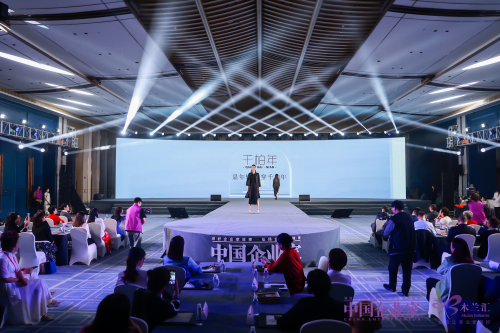 普通人也能轻松拿捏的走秀款!不愧是千柏年的设计师!