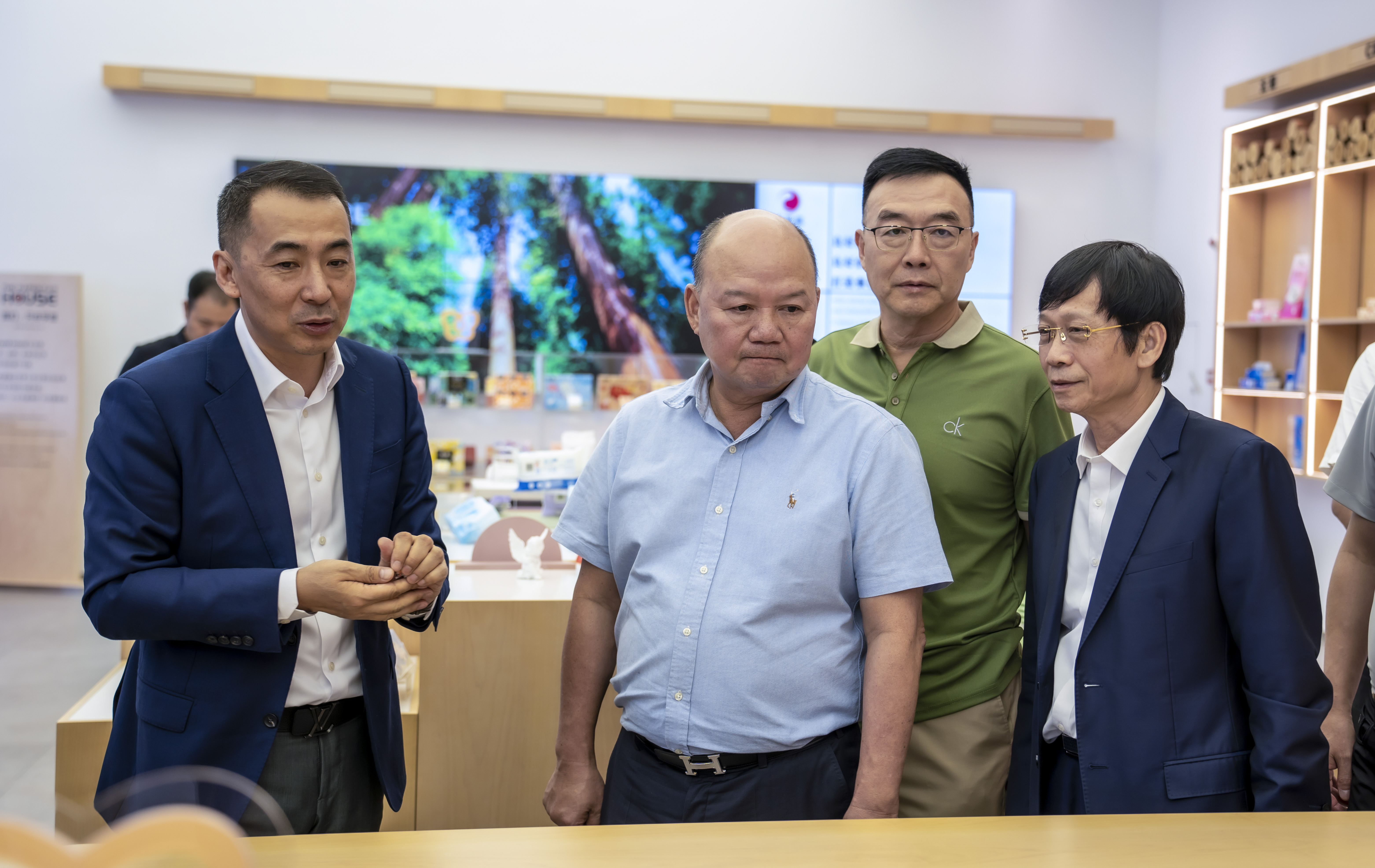 中顺洁柔副总裁 赵明;春桥控股董事长 苏勇;受邀企业家代表 高航;春桥控股董事长顾问、大使 苏国俊.jpg 中顺洁柔副总裁 赵明;春桥控股董事长 苏勇;受邀企业家代表 高航;春桥控股董事长顾问、大使 苏国俊.jpg