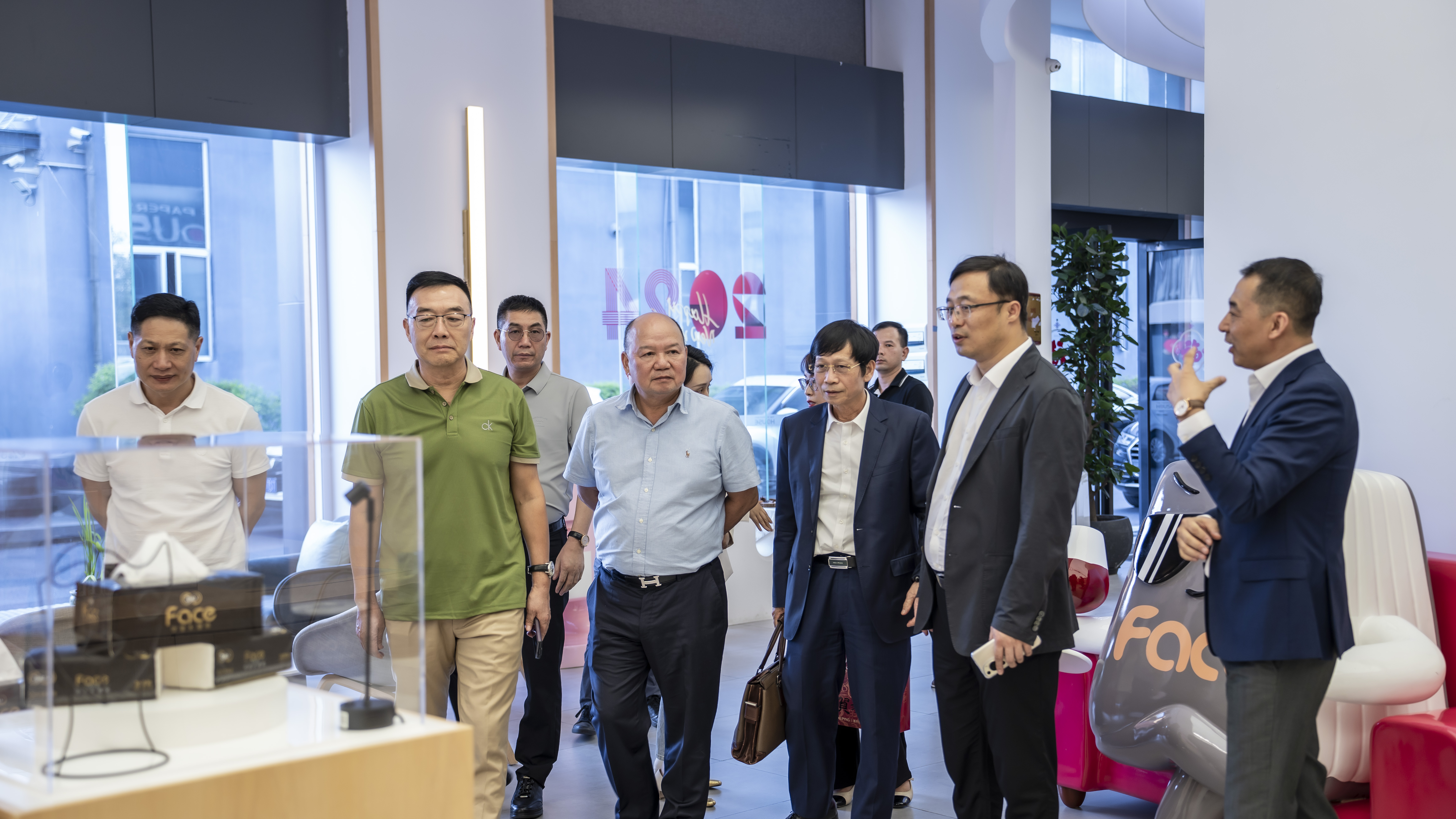 生活馆参观讲解.jpg 生活馆参观讲解.jpg