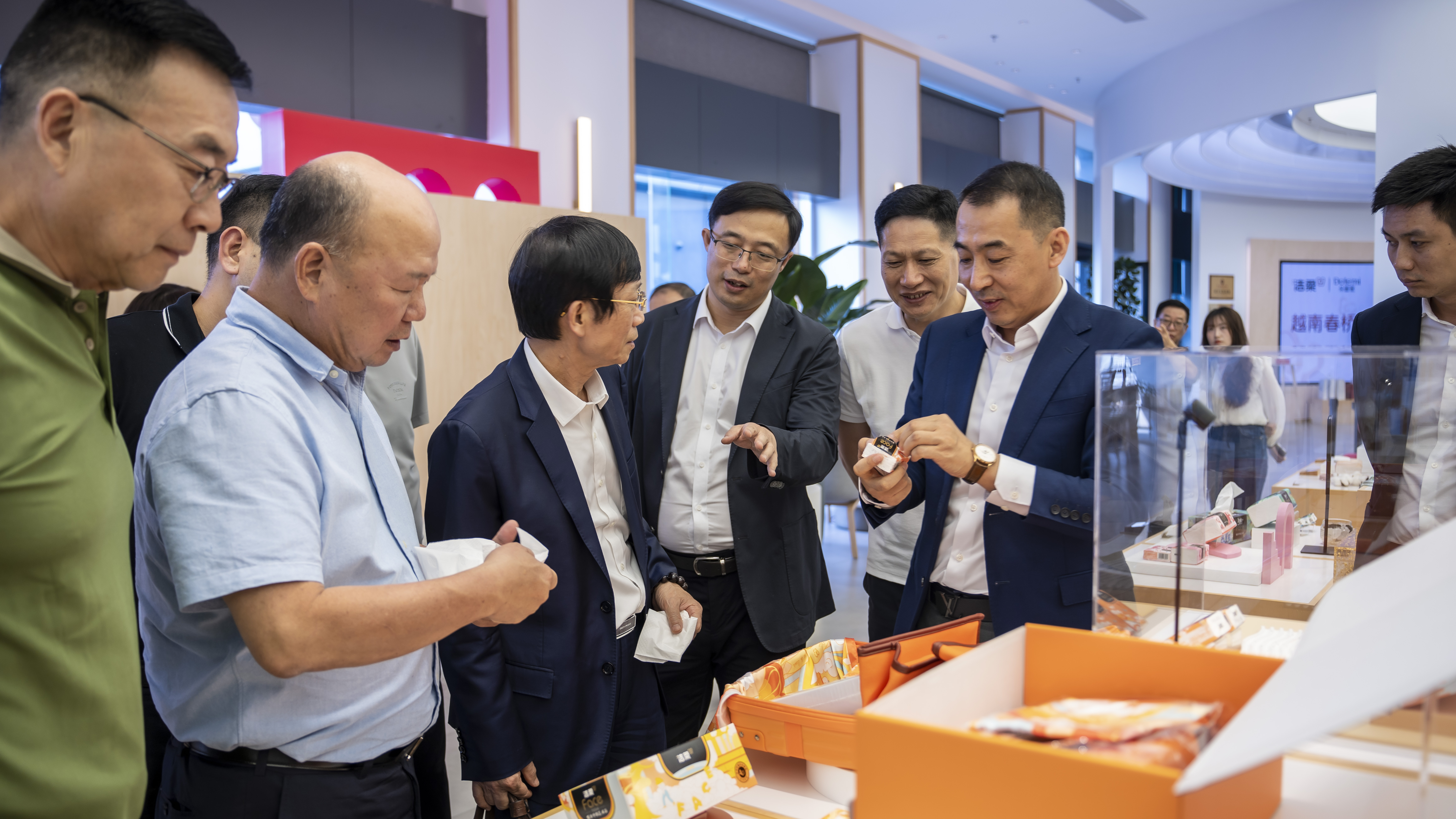 生活馆参观讲解2.jpg 生活馆参观讲解2.jpg