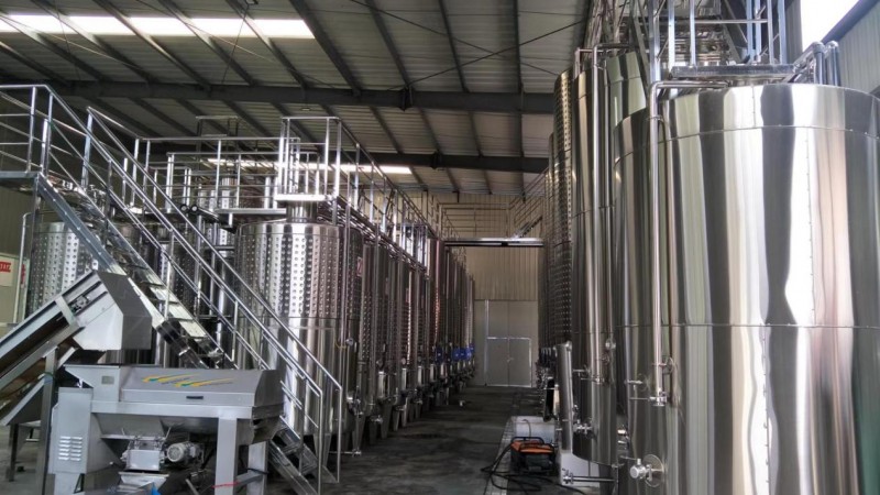 福建融威山葡萄酒:品红酒之美,味红酒之韵。