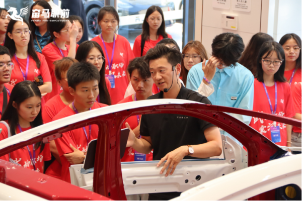 1724121253936027.jpg 奋马职前教育走进武汉特斯拉中心开展企业研学活动
