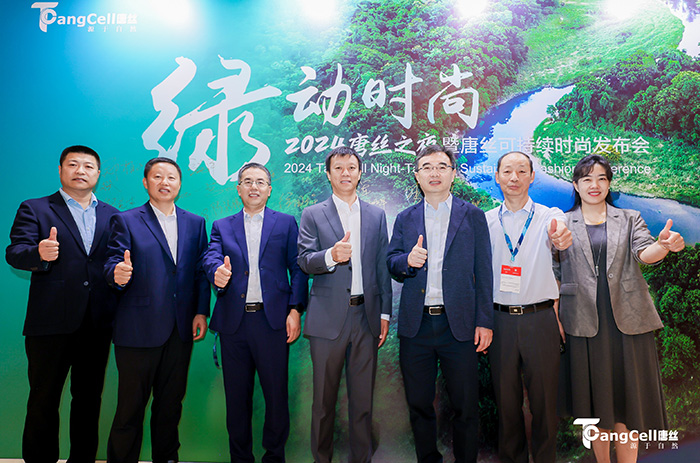 领导合影.jpg 领导合影.jpg