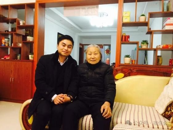 我和奶奶,在新房一起合影