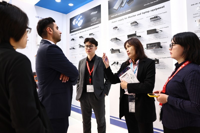 展会现场与客户深入交流