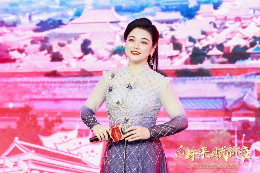 广州音乐家协会副主席余源子献唱《苹果香》、《强军战歌》