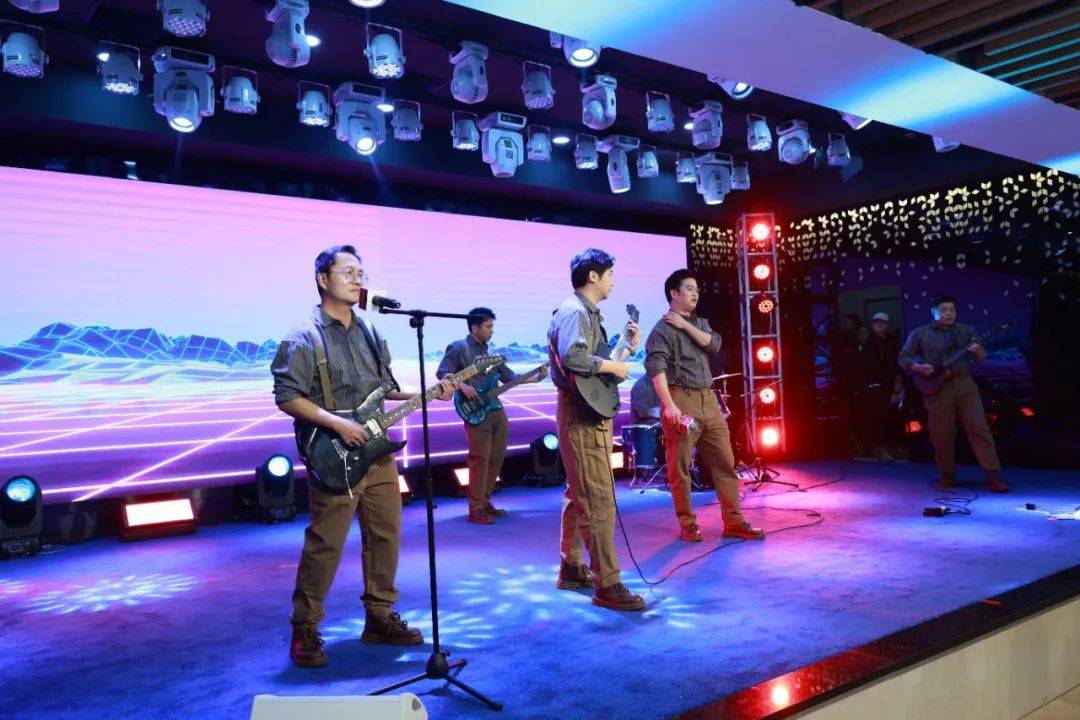 白云乐队劲爆弹唱