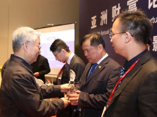 匹克集团董事长许景南接受颁奖