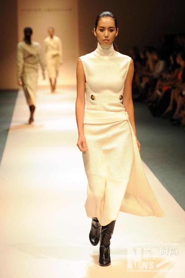 (国际)(1)新加坡时装周举行闭幕秀