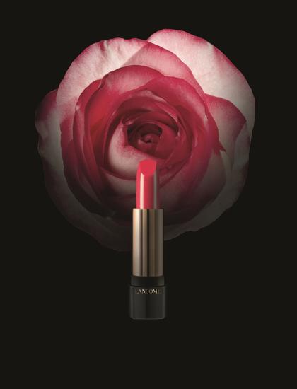 几乎所有的化妆品牌都愿意和花朵、自然等意象联结在一起