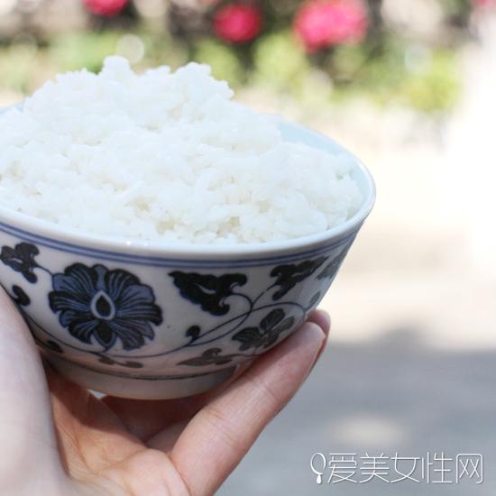 1、米饭放凉了再吃