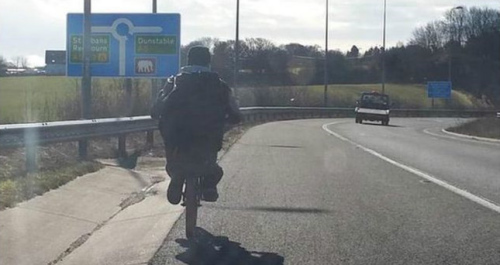 游客骑自行车上高速公路欲前往伦敦遭警方拦截