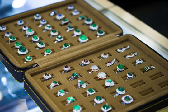 和娅洲珠宝有个约会,专属您的高级珠宝零距离盛会!