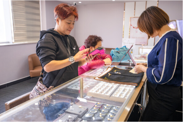 和娅洲珠宝有个约会,专属您的高级珠宝零距离盛会!