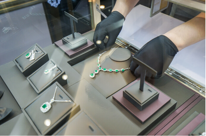 和娅洲珠宝有个约会,专属您的高级珠宝零距离盛会!