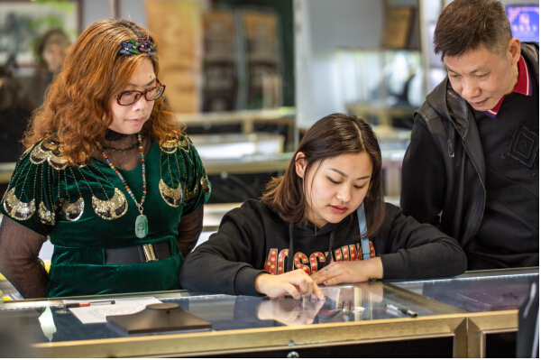 和娅洲珠宝有个约会,专属您的高级珠宝零距离盛会!
