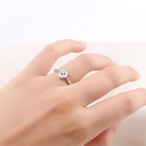 情人节礼物:唯钻会多款莫桑钻添浓情蜜意见证我们的爱