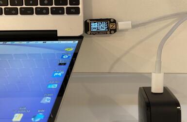 绿联氮化镓65W快充对比MacBook Pro原装充电器:出行减负,墙插更稳固!