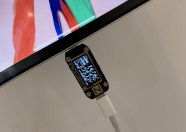 绿联氮化镓65W快充对比MacBook Pro原装充电器:出行减负,墙插更稳固!