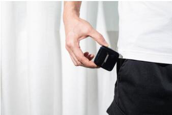 绿联氮化镓65W快充对比MacBook Pro原装充电器:出行减负,墙插更稳固!