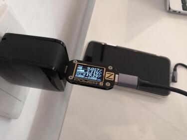 绿联氮化镓65W快充对比MacBook Pro原装充电器:出行减负,墙插更稳固!