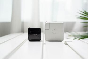 绿联氮化镓65W快充对比MacBook Pro原装充电器:出行减负,墙插更稳固!