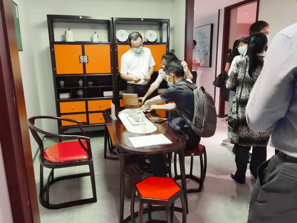 东成文宋家具不仅是浓缩了中国千年智慧的文化器物,更是东成红木标准化工作的杰出成果 东成文宋家具不仅是浓缩了中国千年智慧的文化器物,更是东成红木标准化工作的杰出成果