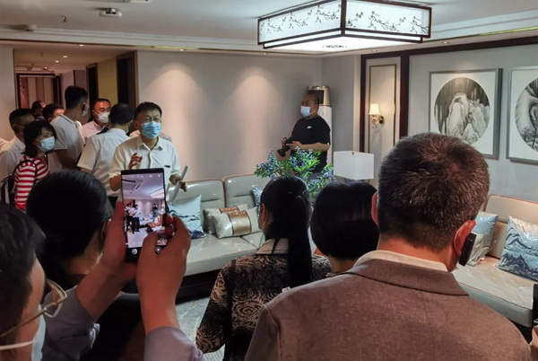   �������μҾ߲�����Ũ�����й�ǧ���ǻ۵��Ļ�������Ƕ��ɺ�ľ��׼�������Ľܳ��ɹ�    �㶫ʡ��׼���о�Ժ��Ժ������Ϊ�ι����ص��ƽ鶫�ɺ�ľչ�ݲ���������غ�ľ�Ҿ߱�׼���ƶ����