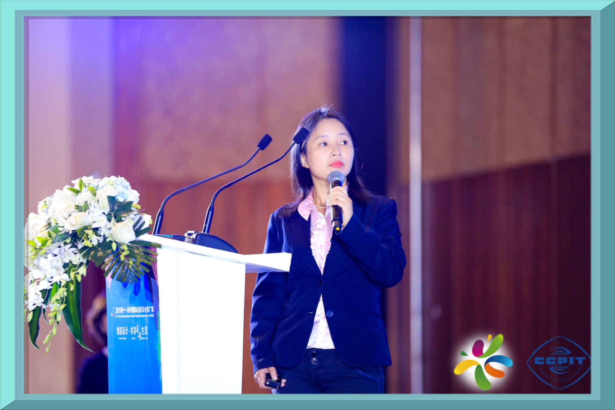 图片包含 室内, 前, 站, 男人
描述已自动生成