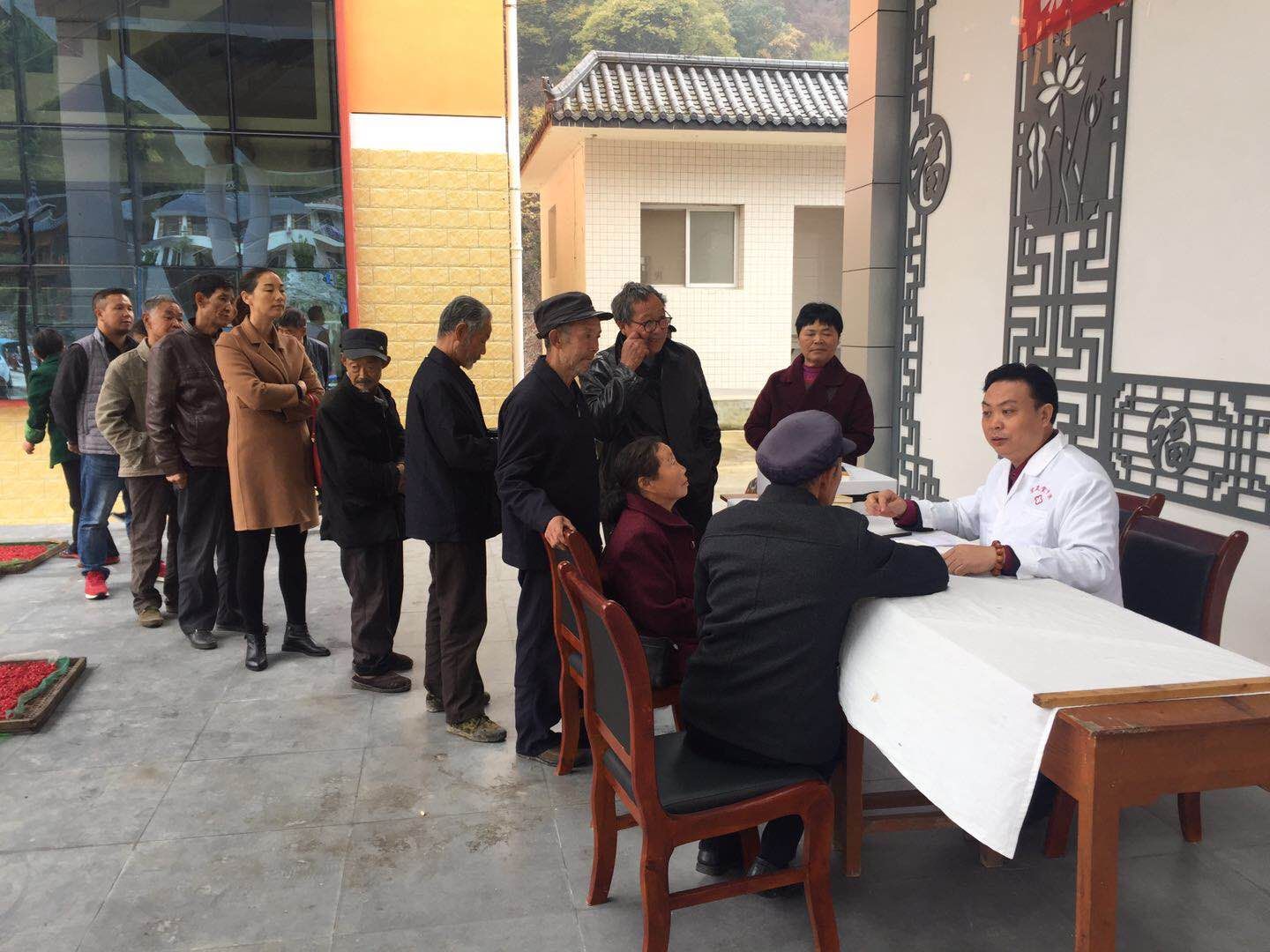 一群人坐在桌子前描述已自动生成